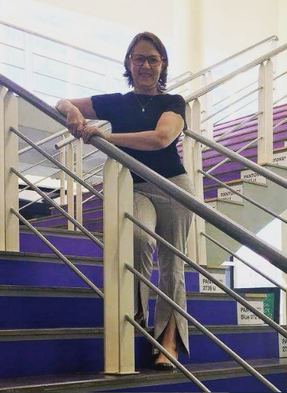 Simone junto ao corrimão de uma escada